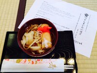 きつねの紅白うどん。
