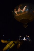 「シアター・オブ・ハンズ」より。