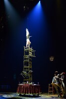 「バランシング・オン・チェア」より。