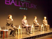 KAAT 神奈川芸術劇場×世田谷パブリックシアター「バリーターク」の制作発表会より。左から松尾諭、草なぎ剛、小林勝也。