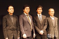 KAAT 神奈川芸術劇場×世田谷パブリックシアター「バリーターク」の制作発表会より。左から白井晃、松尾諭、草なぎ剛、小林勝也。