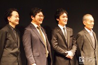 KAAT 神奈川芸術劇場×世田谷パブリックシアター「バリーターク」の制作発表会より。左から白井晃、松尾諭、草なぎ剛、小林勝也。