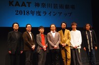 KAAT 神奈川芸術劇場 2018年度ラインナップ発表会より。左から白井晃、松井周、松原俊太郎、森山開次、長塚圭史、杉原邦生、木ノ下裕一。