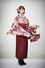 井上小百合演じる紫堂志奈子。