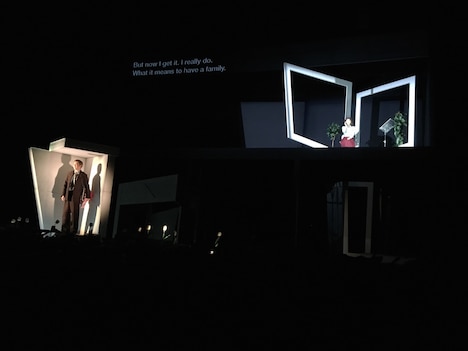 「シアターコクーン・オンレパートリー2018 手塚治虫生誕90周年記念 鉄腕アトム『地上最大のロボット』より『プルートゥ PLUTO』」ロンドン公演より。