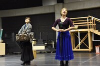 ミュージカル「メリー・ポピンズ」稽古公開より、左から島田歌穂、平原綾香。