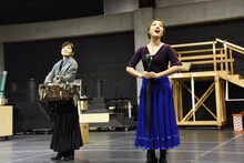 ミュージカル「メリー・ポピンズ」稽古公開より、左から島田歌穂、平原綾香。