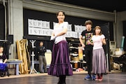 ミュージカル「メリー・ポピンズ」稽古公開より、濱田めぐみ(手前中央)。