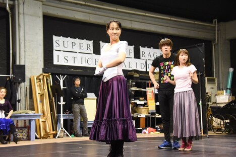 ミュージカル「メリー・ポピンズ」稽古公開より、濱田めぐみ(手前中央)。