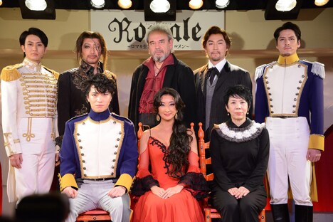 上段左からローレンス役の太田基裕、ガルシア役のKENTARO、老人役の団時朗、ジャン役の福井晶一、スニーガ中尉役の伊礼彼方。下段左からホセ役の松下優也、カルメン役の花總まり。