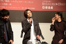 ミュージカル「モーツァルト！」製作発表会見より、小池修一郎のモノマネを試みる古川雄大（中央）。