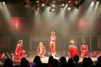 「RICE on STAGE『ラブ米』Festival in バレンタイン」より、“米ヒロシ”に扮したひのひかり（中央）。