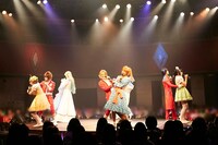 「RICE on STAGE『ラブ米』Festival in バレンタイン」より、「バレンタイン・キッス」を披露する米米フレンズ。