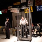 銀行のロビーコンサート仕立てで送る、鳥の劇場「三文オペラ」開幕