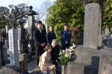 文学座「怪談 牡丹燈籠」墓参りの様子。東京・全生庵にある初代三遊亭円朝の墓前。