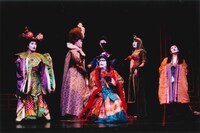 「花組芝居 実験浄瑠璃『毛皮のマリー』」より。（撮影：宮内勝）