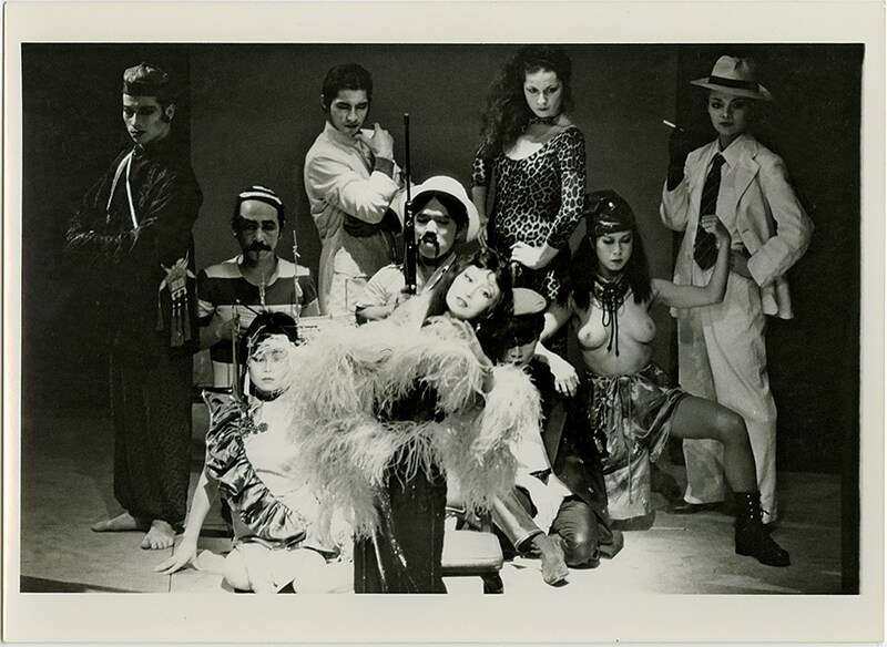 1983年上演の「レミング -壁抜け男」より。