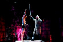 世田谷パブリックシアター「岸 リトラル」より。左より亀田佳明、大谷亮介。（撮影：細野晋司）