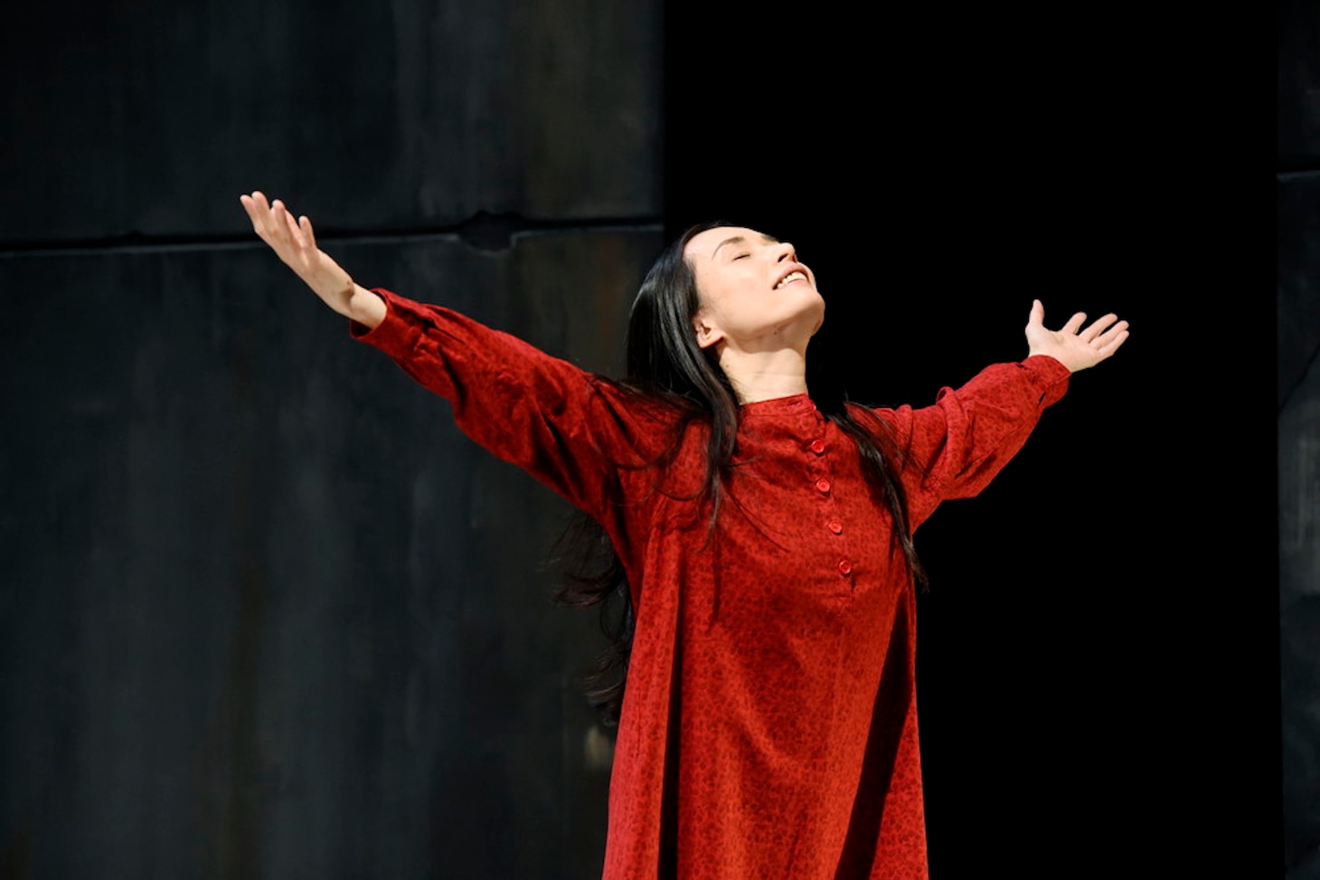 世田谷パブリックシアター「岸 リトラル」より。中嶋朋子。（撮影：細野晋司）