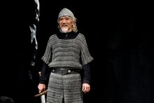 世田谷パブリックシアター「岸 リトラル」より。大谷亮介。（撮影：細野晋司）