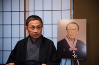 先代が贔屓にしていた鰻の老舗・竹葉亭で取材に応じる中村雀右衛門。