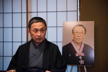 先代が贔屓にしていた鰻の老舗・竹葉亭で取材に応じる中村雀右衛門。