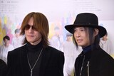 左からSUGIZO、辻仁成。