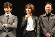 左から染谷俊之、篠田麻里子、岡田達也。