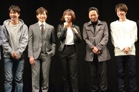 左から中村優一、染谷俊之、篠田麻里子、岡田達也、和田琢磨。