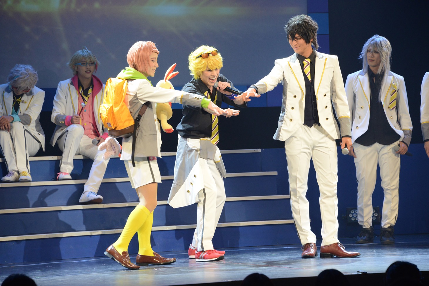 「アイ★チュウ ザ・ステージ ～Stairway to Etoile 2018～」公開ゲネプロより、F∞F（中央）。