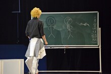 「アイ★チュウ ザ・ステージ ～Stairway to Etoile 2018～」公開ゲネプロより。黒板に落書きする、川井雅弘演じる愛童星夜。