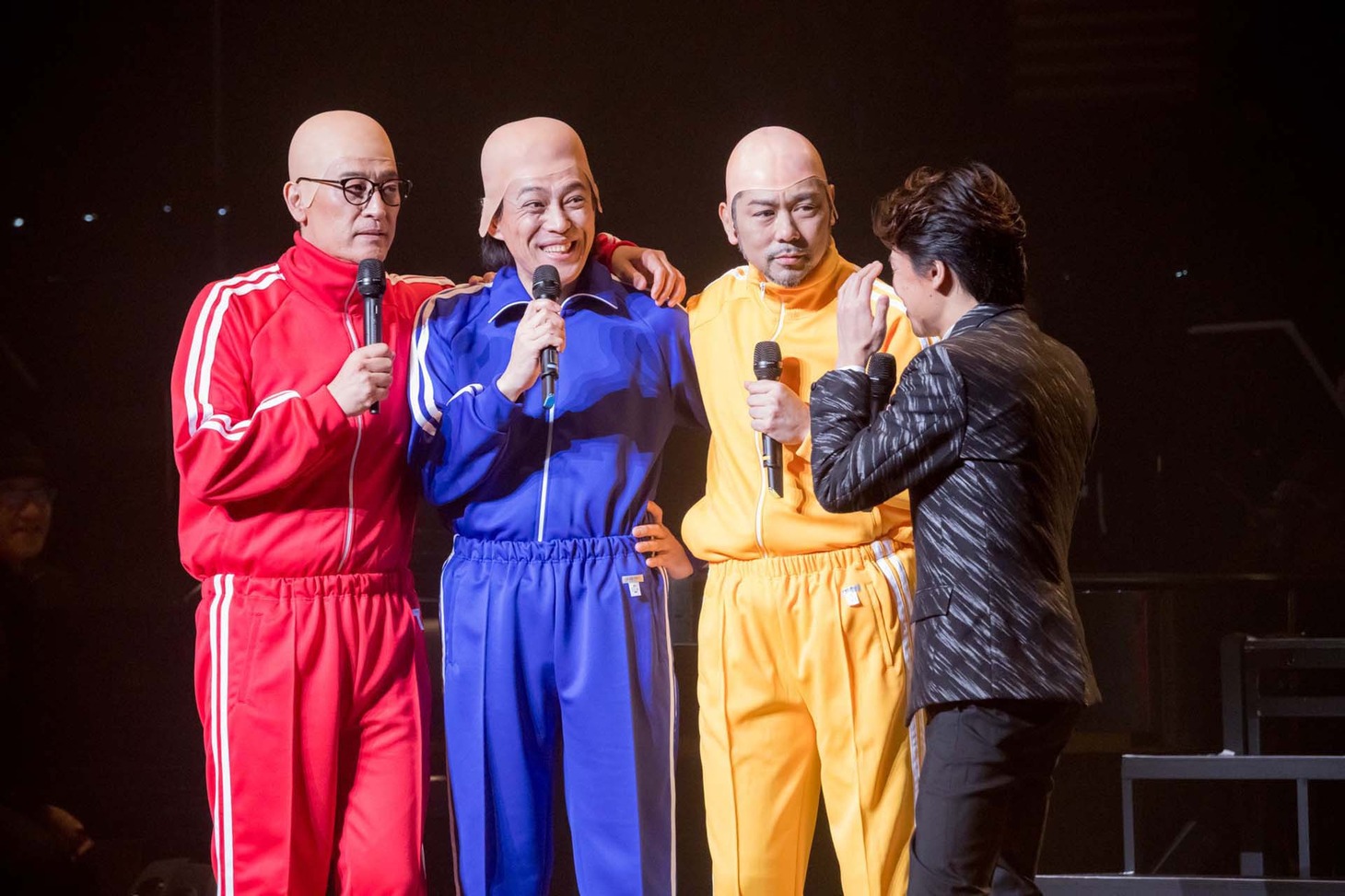 cube三銃士「Mon STARS Concert ～Again～」より、“ジャージに坊主”姿のMon STARSと中川晃教。（撮影：桜井隆幸）