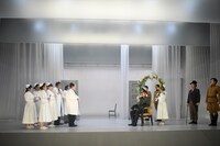 まつもと市民芸術館プロデュース 音楽劇「白い病気」より。中央は横田栄司。（撮影：山田穀）