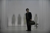 まつもと市民芸術館プロデュース 音楽劇「白い病気」より。串田和美。（撮影：山田穀）