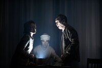 まつもと市民芸術館プロデュース 音楽劇「白い病気」より。左から千葉雅子、大森博史。（撮影：山田穀）