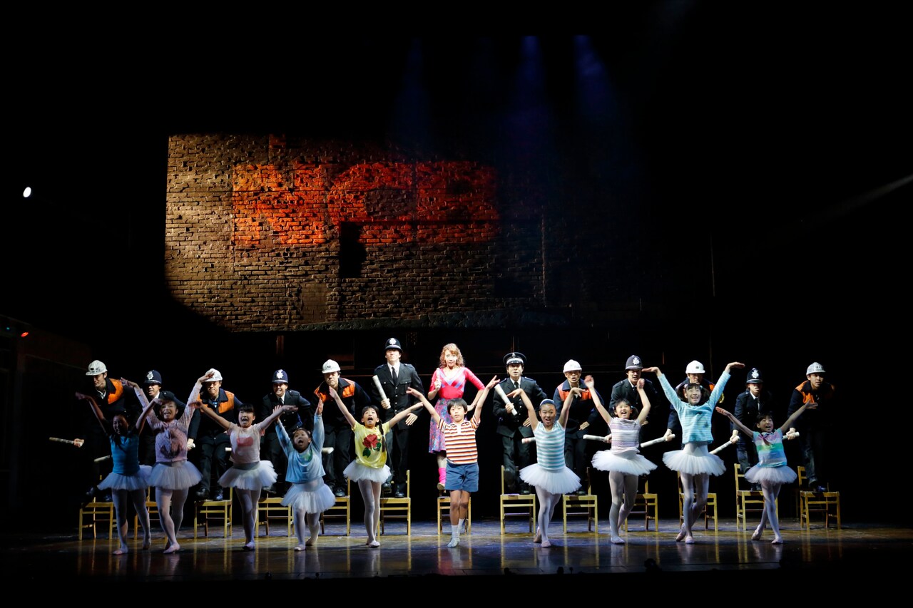 ミュージカル「ビリー・エリオット～リトル・ダンサー～」より。（撮影：阿部高之）