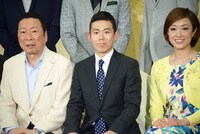 左から石倉三郎、藤山扇治郎、北翔海莉。