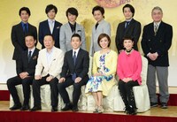 後列左から丹羽貞仁、上田堪大、佐藤永典、荒木宏文、渋谷天笑、笠原章。前列左から神保悟志、石倉三郎、藤山扇治郎、北翔海莉、久本雅美。