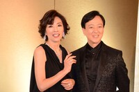 「坂東玉三郎 越路吹雪を歌う『愛の讃歌』」制作発表記者会見より、左から真琴つばさ、坂東玉三郎。