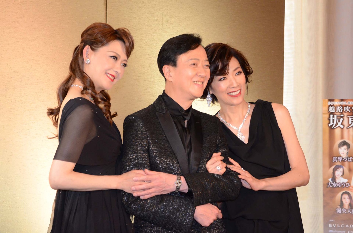 「坂東玉三郎 越路吹雪を歌う『愛の讃歌』」制作発表記者会見より、左から姿月あさと、坂東玉三郎、真琴つばさ。