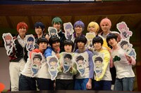 舞台「おそ松さん on STAGE ～SIX MEN'S SHOW TIME 2～」囲み取材より、イラストパネルを持ったキャスト陣。