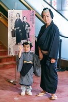 3月歌舞伎公演「梅雨小袖昔八丈（つゆこそでむかしはちじょう）」囲み取材より、左から寺嶋和史、尾上菊之助。（国立劇場提供）
