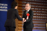 中川晃教からブロンズ像を受け取る橋爪功。