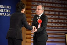 中川晃教からブロンズ像を受け取る橋爪功。