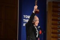 ブロンズ像を掲げ、愛妻に感謝を述べる橋爪功。