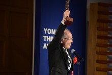 ブロンズ像を掲げ、愛妻に感謝を述べる橋爪功。