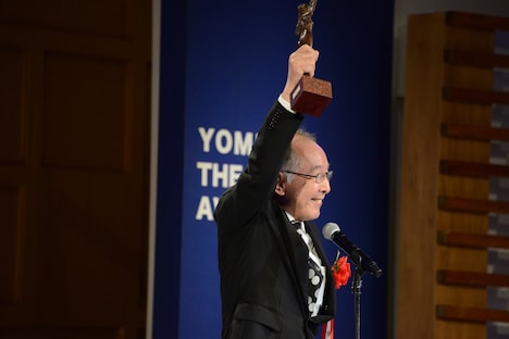 ブロンズ像を掲げ、愛妻に感謝を述べる橋爪功。