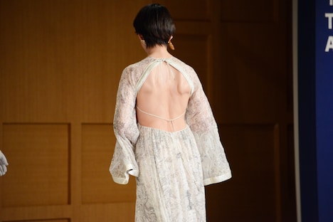 背中の大きく開いたドレスを身にまとう宮沢りえ。