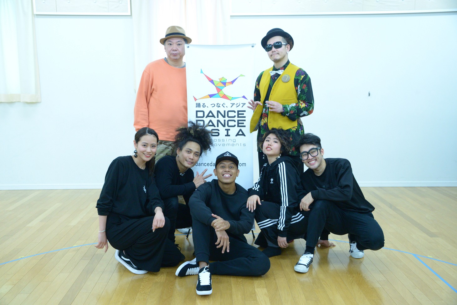 後列左から鈴木おさむ、黄帝心仙人。前列は「宇宙-space-」に出演する5人。