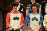 舞台「おそ松さん on STAGE ～SIX MEN'S SHOW TIME 2～」囲み取材より、左からおそ松役の高崎翔太、カラ松役の柏木佑介。